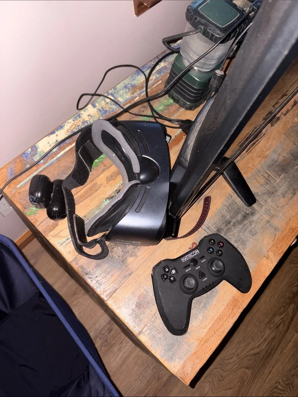 Samsung Black VR Headset with Matching Black Wireless Controller and Straps